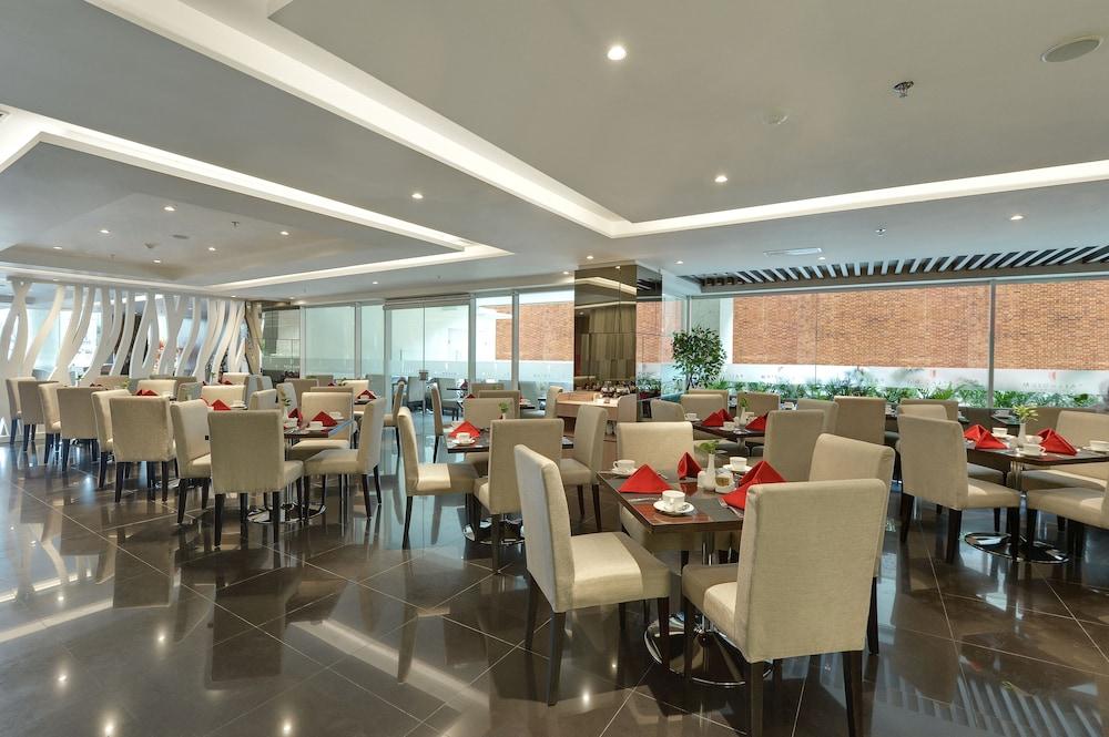 Platinum Adisucipto Hotel & Conference Center Kalasan Ngoại thất bức ảnh