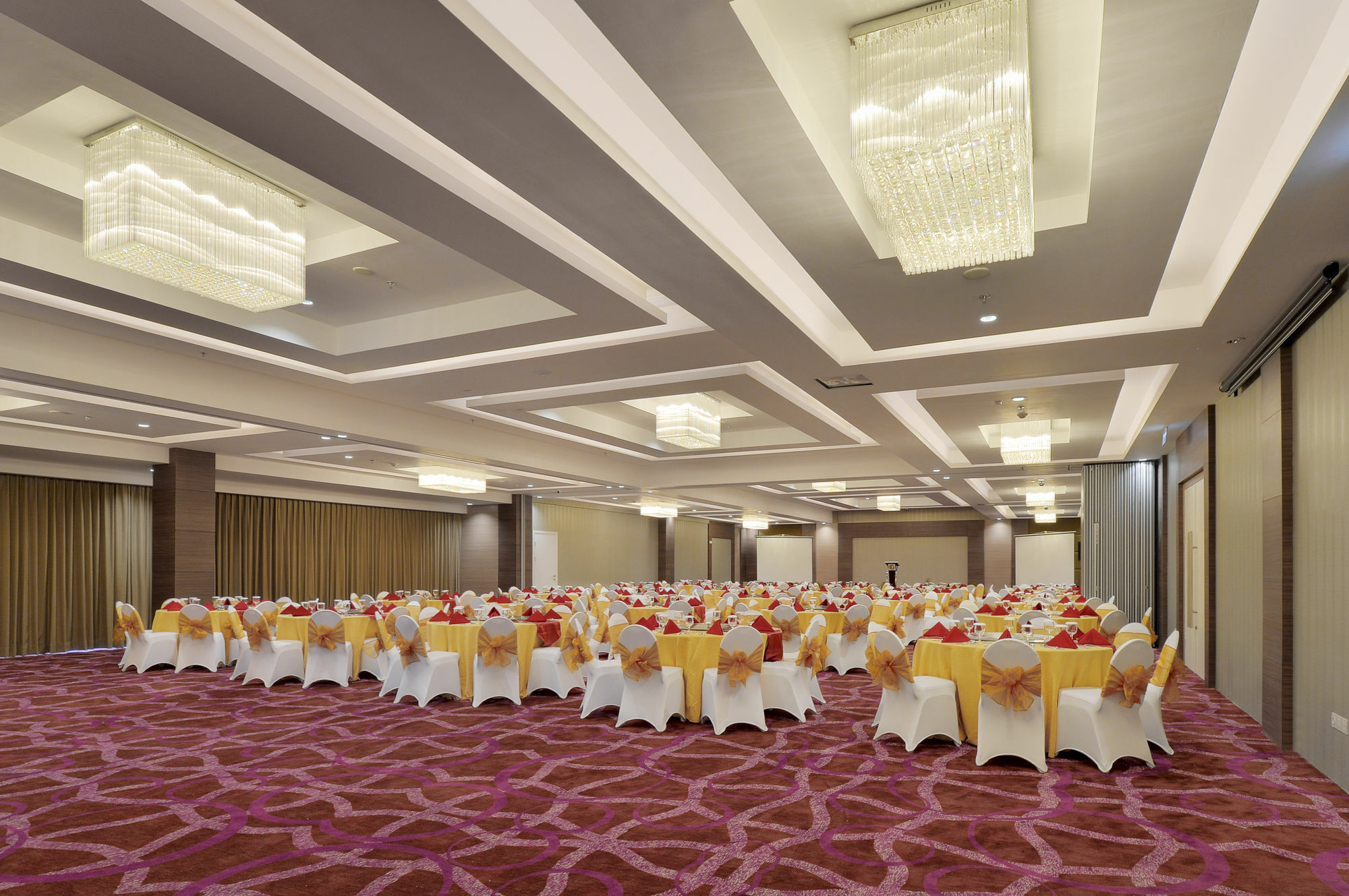Platinum Adisucipto Hotel & Conference Center Kalasan Ngoại thất bức ảnh